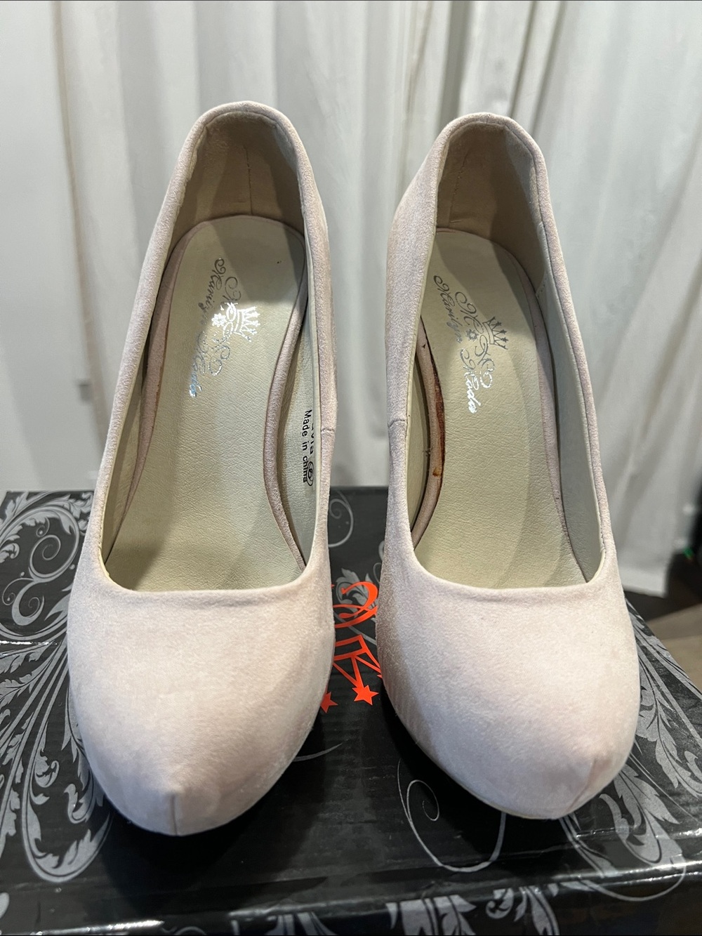 Women's cream  Suede Round-Toe Pumps